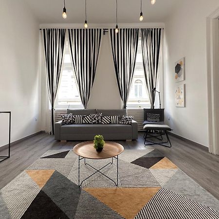 R&R Central Apartment Budapest Bagian luar foto